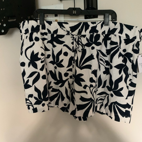 New Time and Tru Navy and Cream Patterned Shorts. Size XXXL (22) - Picture 1 of 6